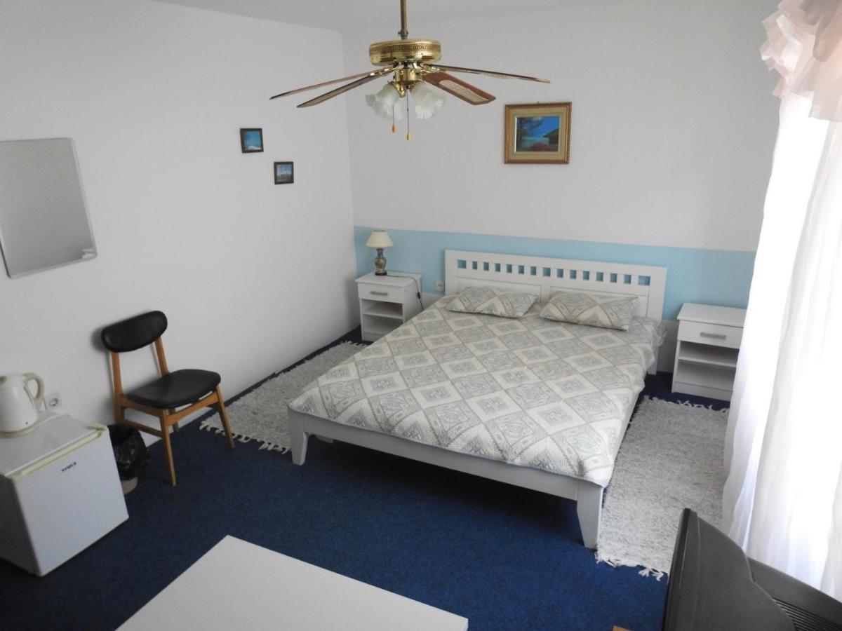 Wisteria Hotel Тиват Екстериор снимка